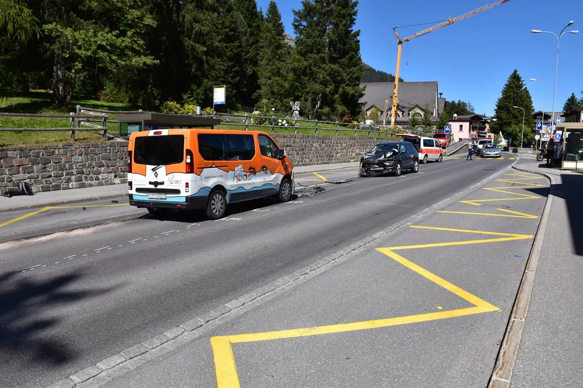 Davos Platz GR - Frontalkollision fordert zwei verletzte Personen
