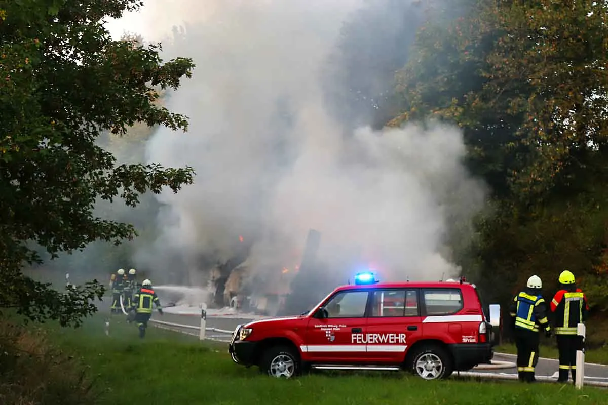Weinsheim -  Lkw mit Heuballen in Brand