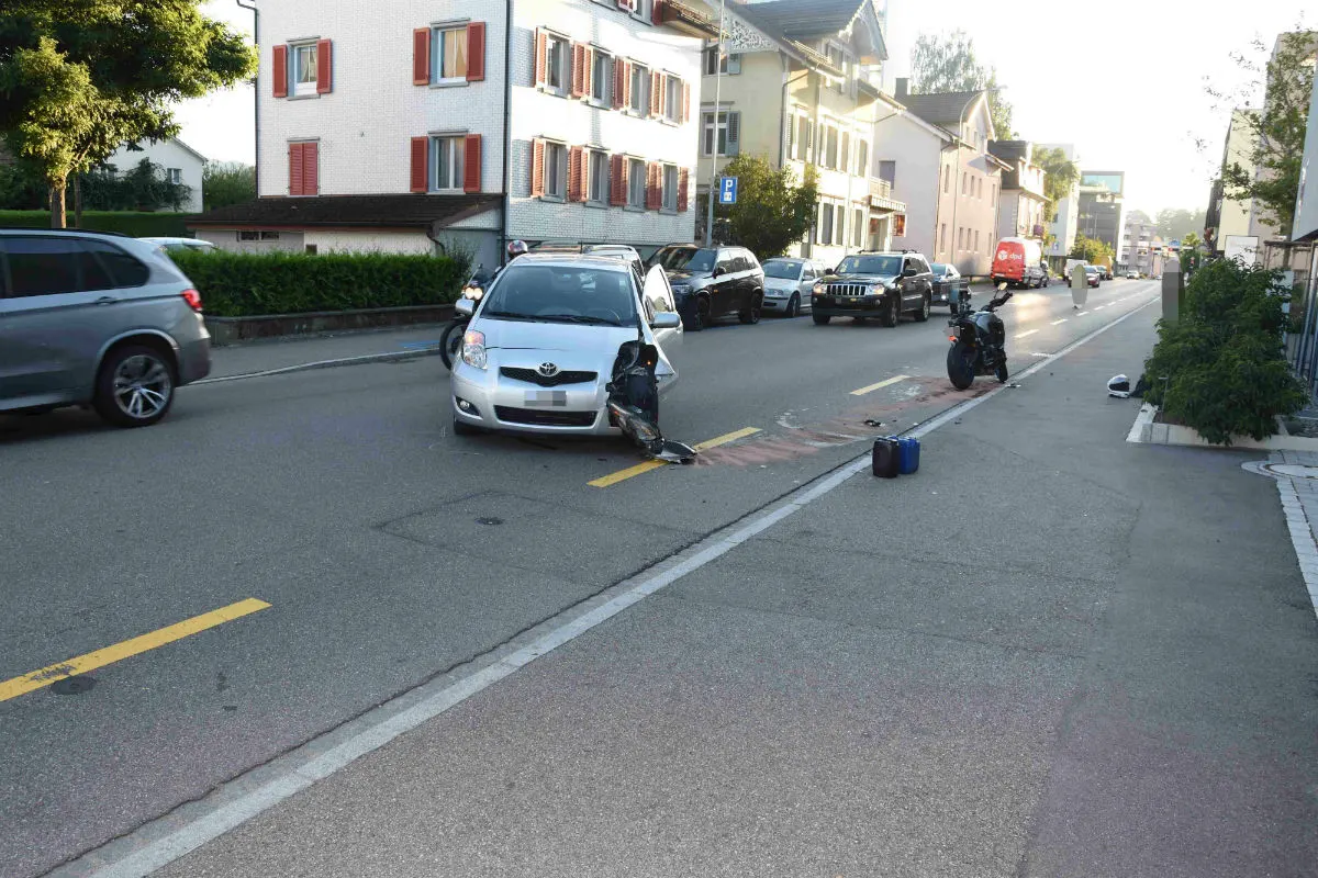 Niederuzwil SG - Motorradfahrerin schleudert gegen Randstein