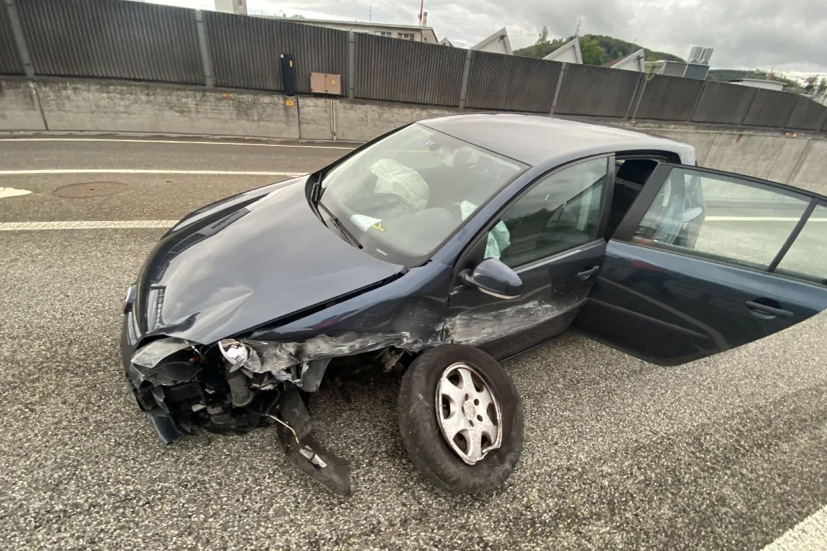 Liestal BL - Personenwagenlenkerin verursacht auf der A22 einen Selbstunfall 