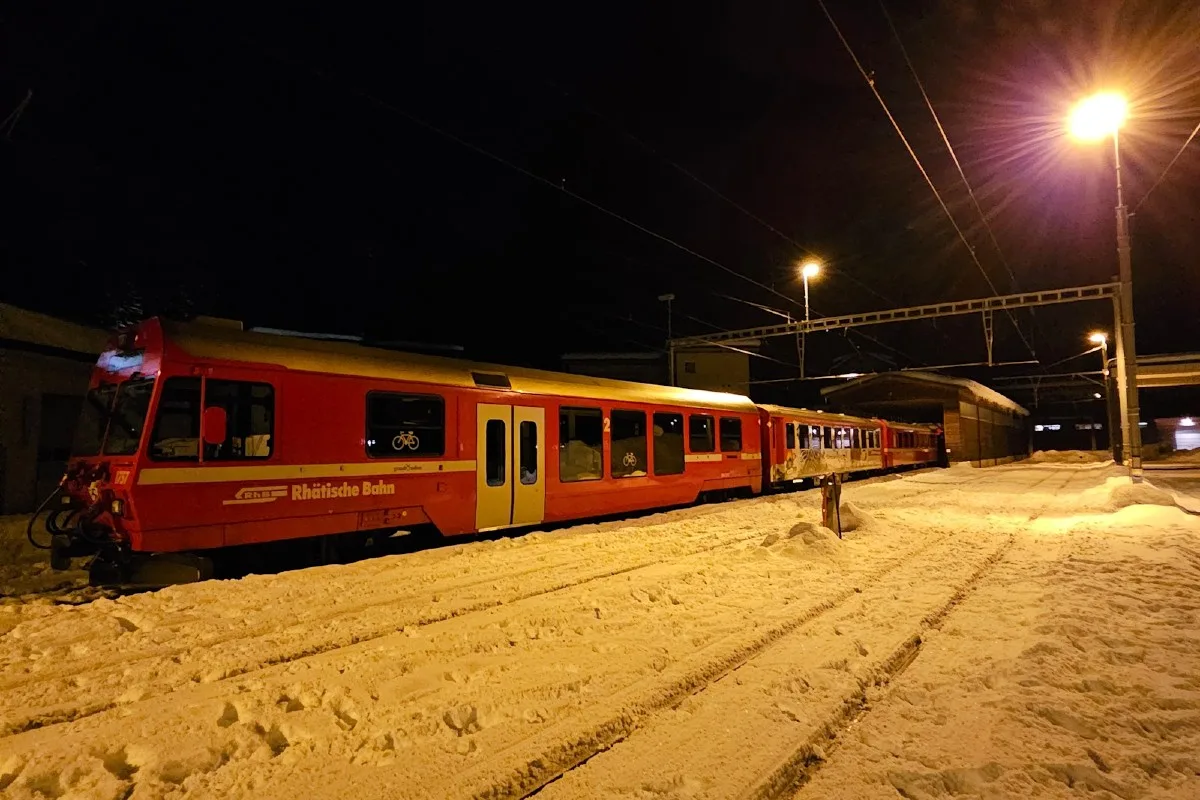 Arosa GR - Junger Mann steigt auf Zug und wird durch Stromschlag schwer verletzt