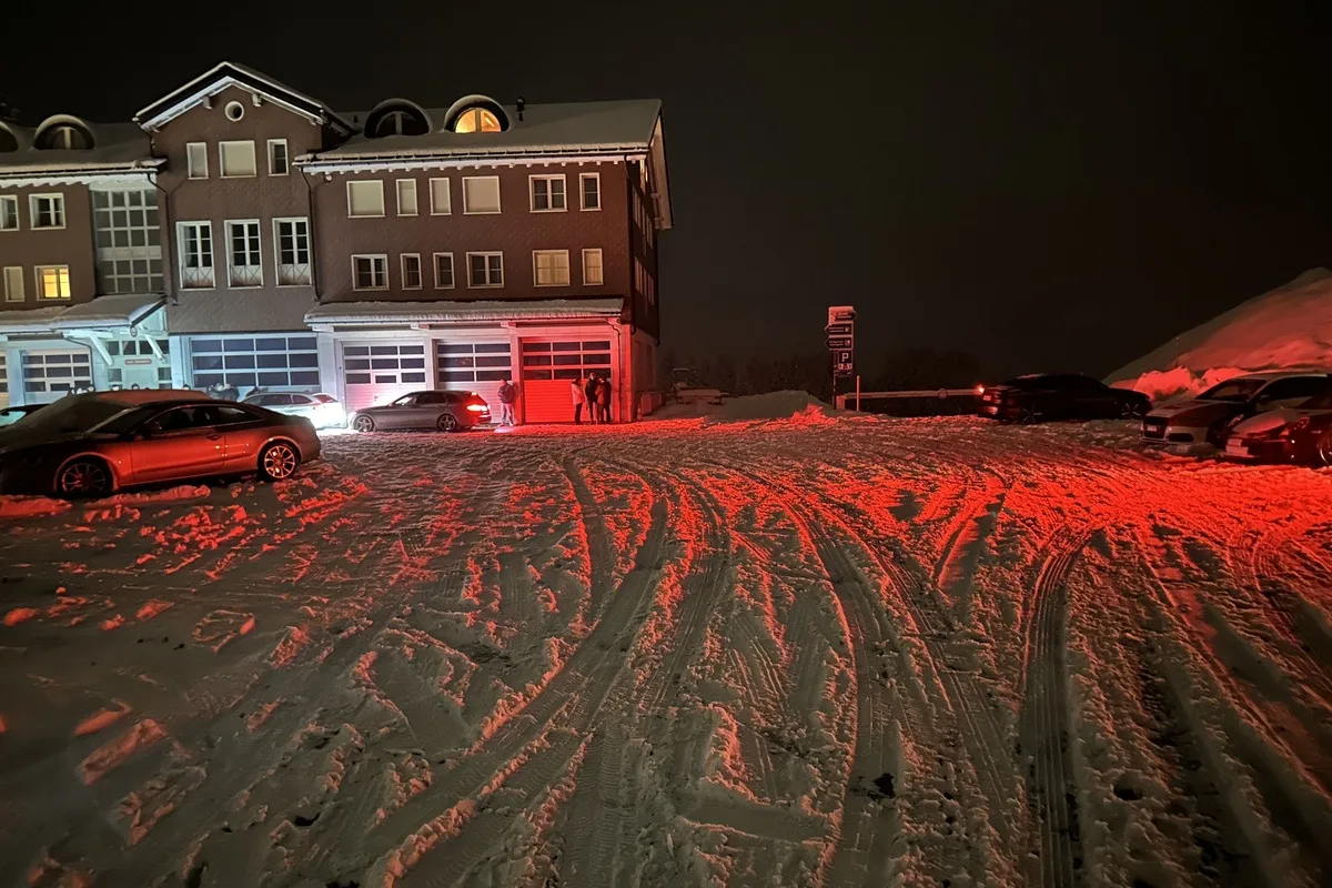Schwägalp AR - Winterliche Strassenverhältnisse verführen Leute zum Driften 