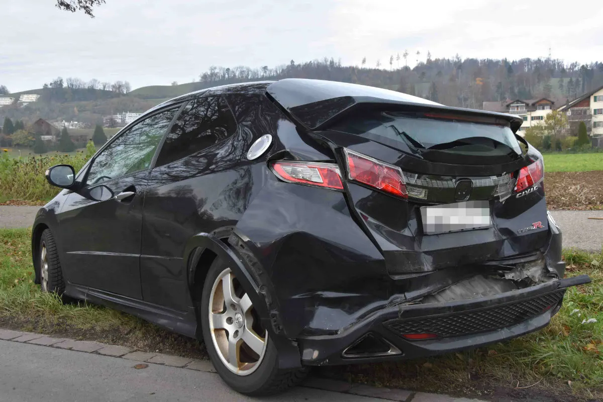 Wagen SG - Stehendes Auto zu spät bemerkt!