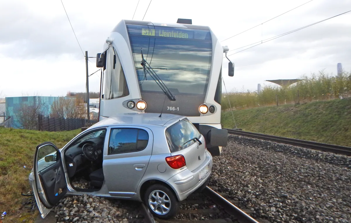 Tägerwilen TG – Mit Auto auf Geleise geraten
