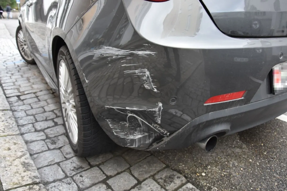 Rorschach SG - Ungesicherter Alfa Romeo fährt in Verkehrspoller