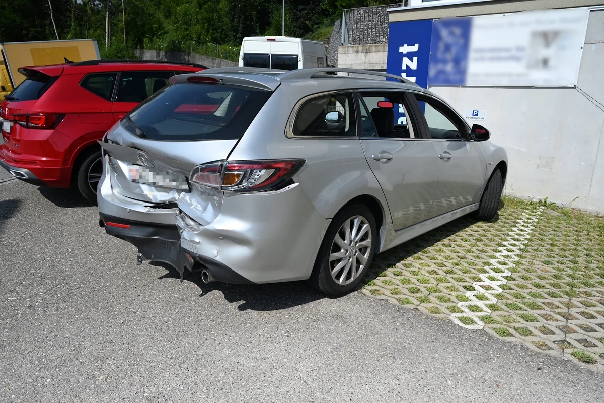 Au SG - Auffahrunfall auf der Hauptstrasse
