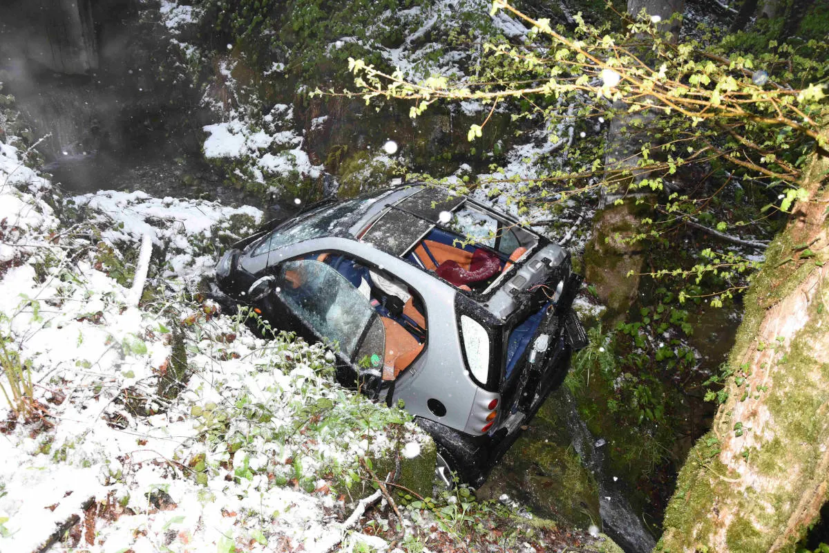 Bernhardzell SG - Auf schneebedeckter Strasse verunfallt