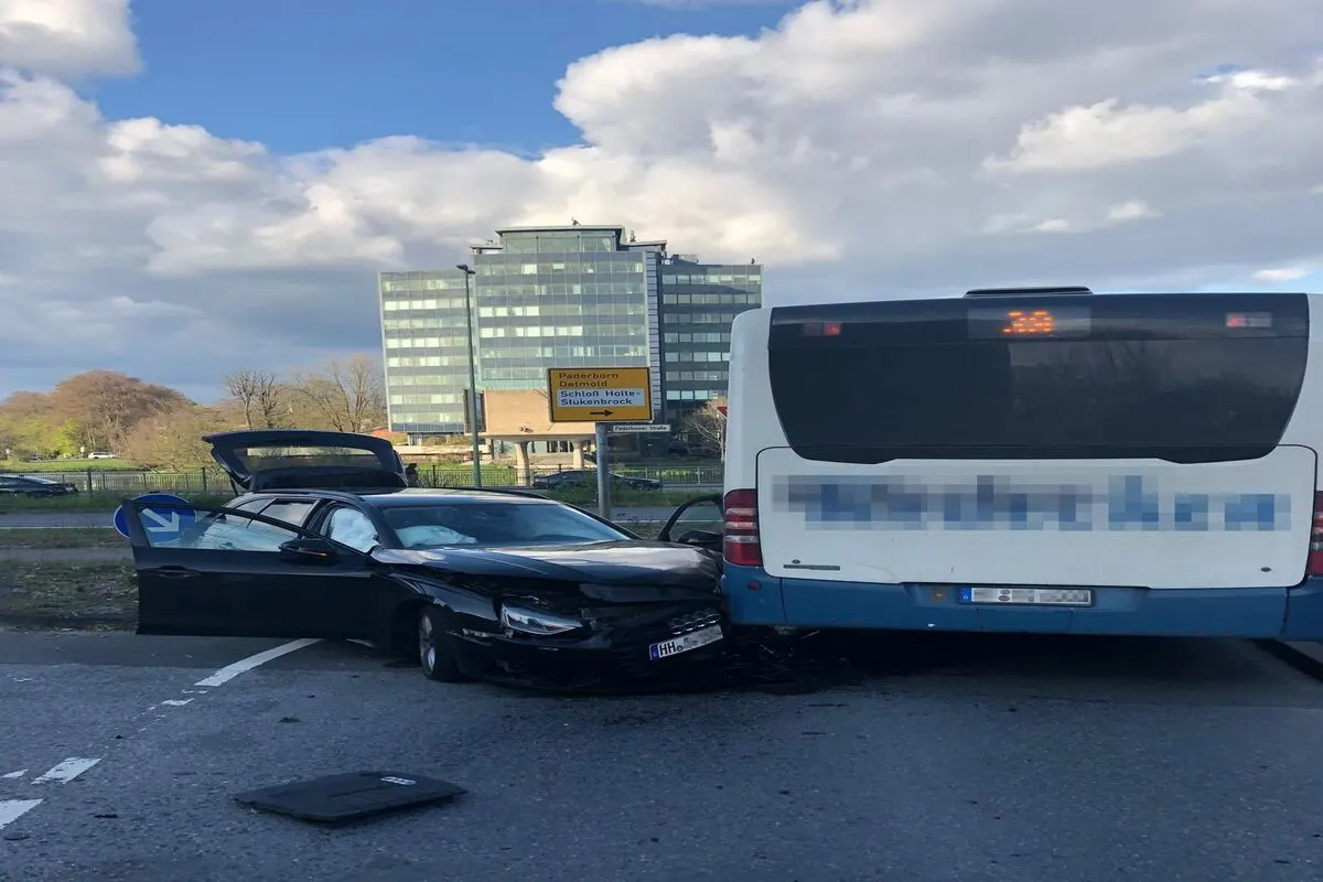  Bielefeld - Autofahrer verliert Kontrolle über Pkw und prallt gegen Linienbus