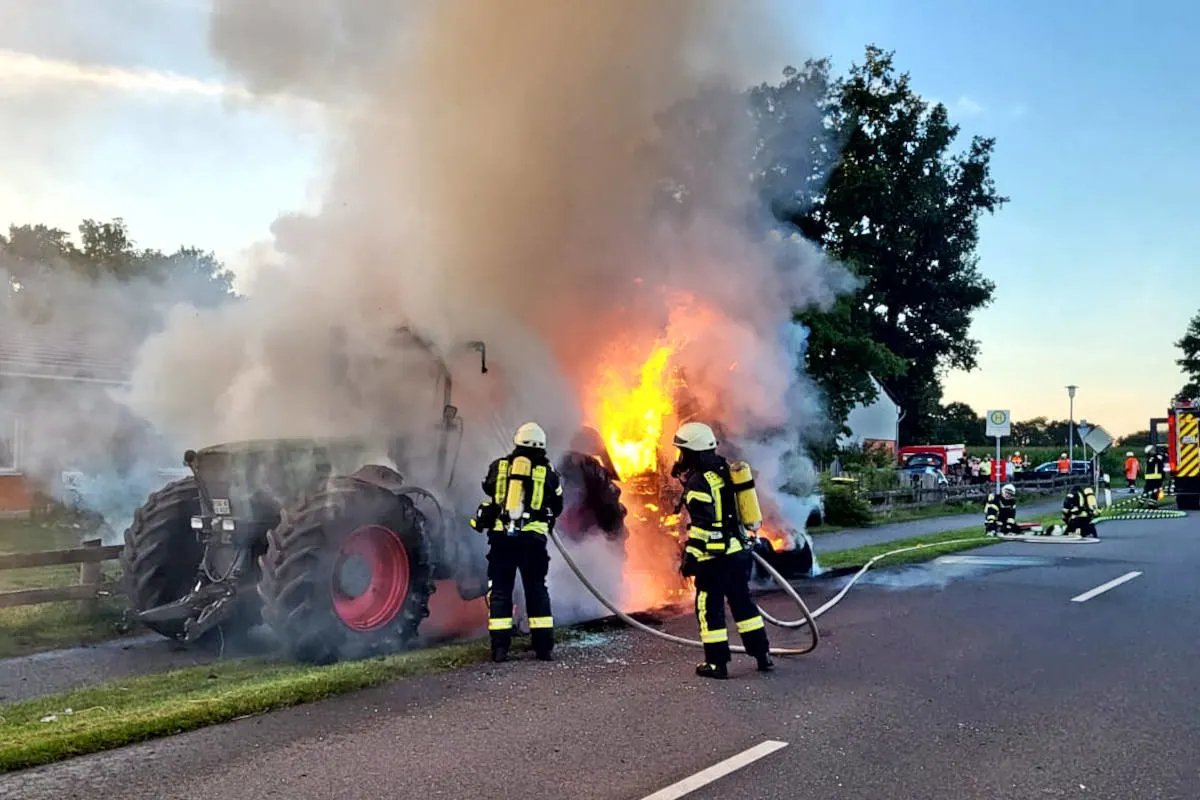 Bülstedt – Brennt Trecker mit Strohpresse