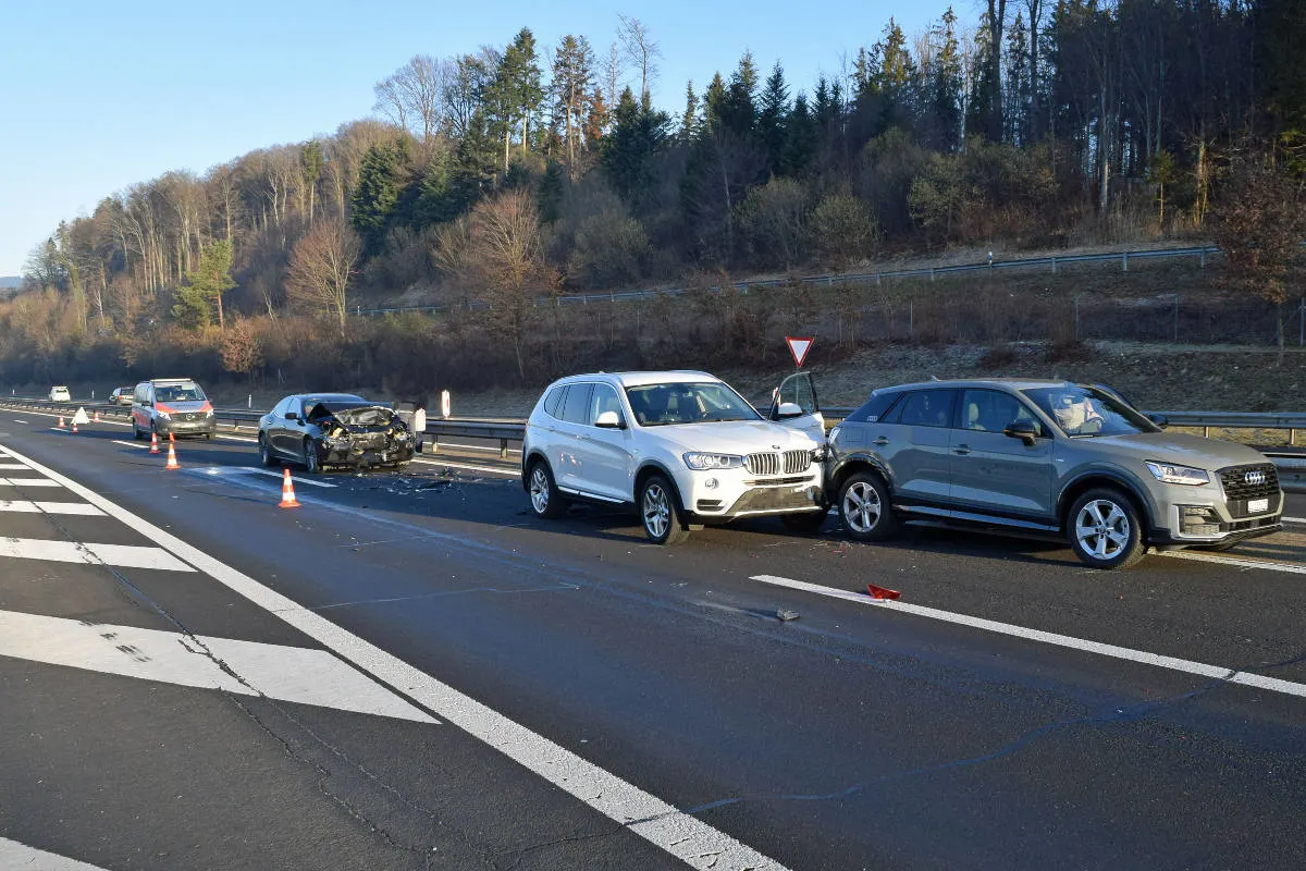 Dagmersellen  - Knutwil LU - Mehrere Auffahrunfälle auf der Autobahn A2 