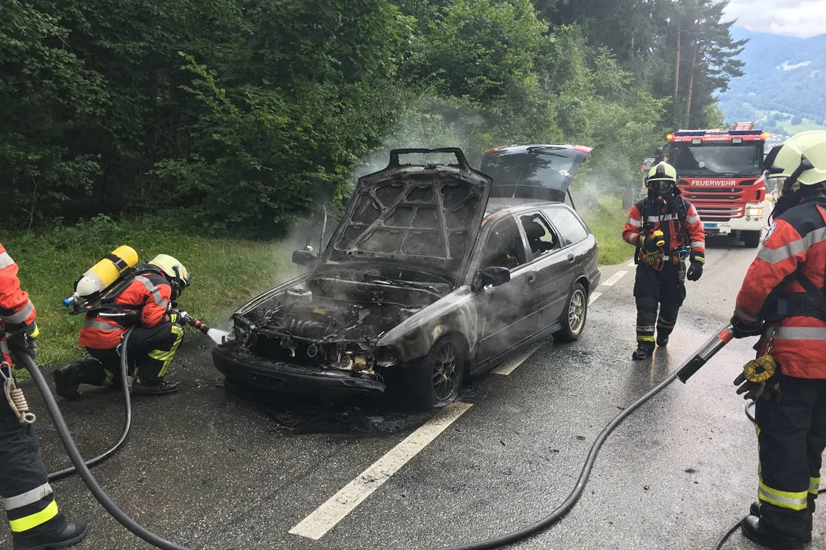 Landquart GR - Personenwagen komplett ausgebrannt