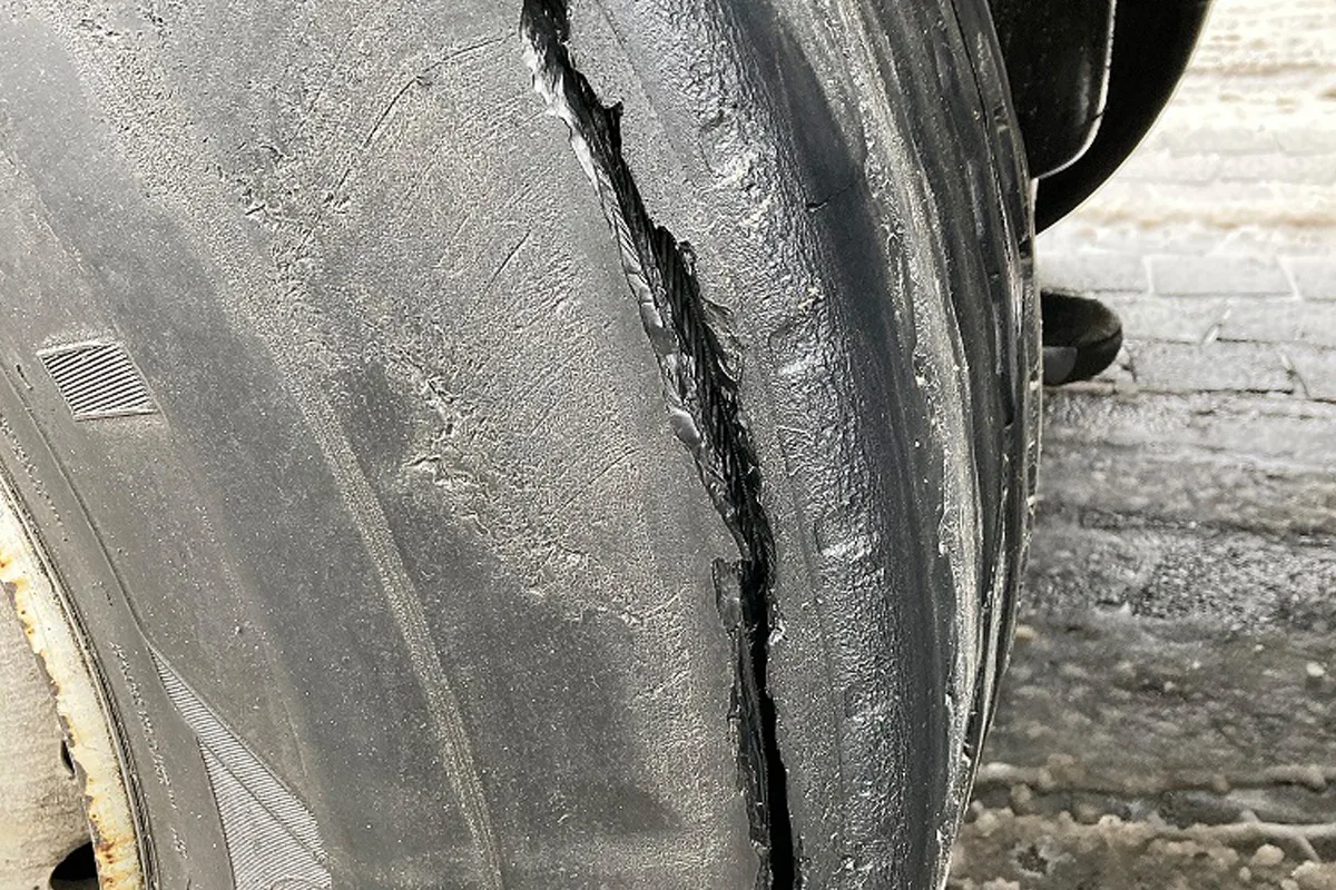 Marburg HE – Überladener Sattelzug und Lkw mit Reifenschaden gestoppt