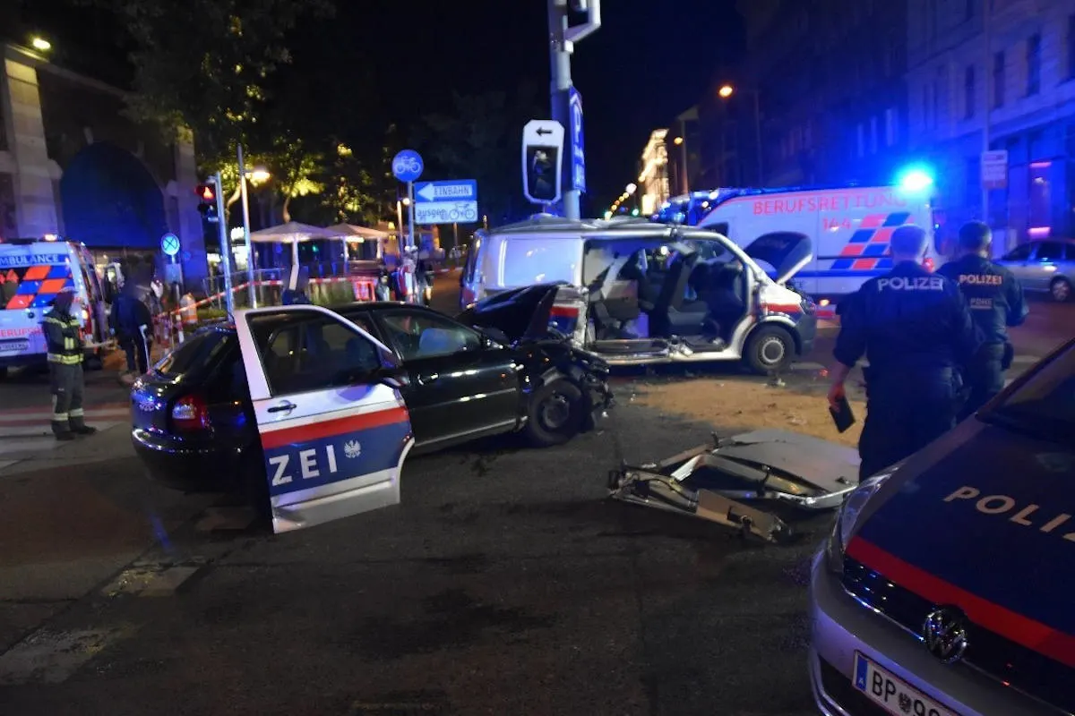 Wien – Auto kracht in Streifenwagen