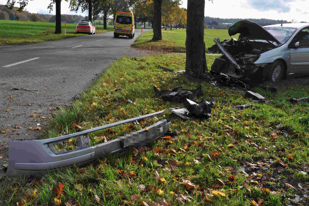 Unfall Messen SO - Auto in Baum gefahren