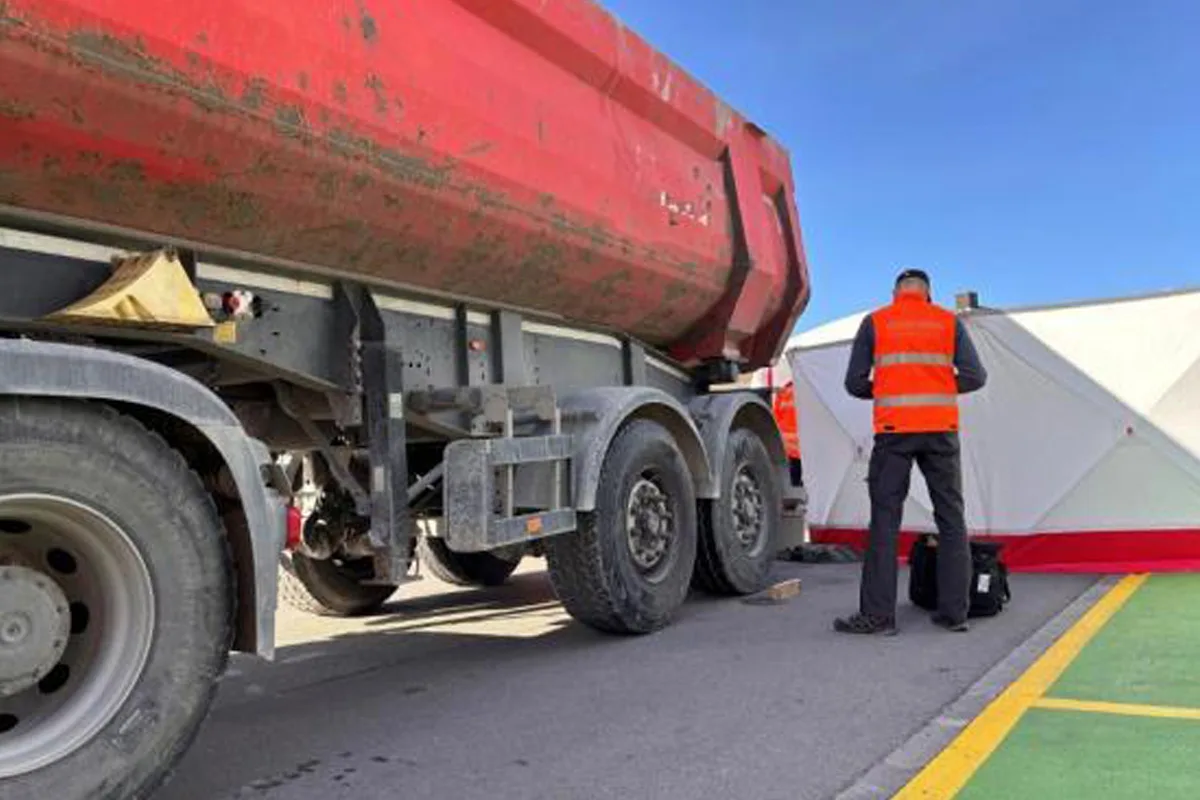 Glattbrugg ZH – 72-jährige Fussgängerin stirbt bei Unfall mit Lkw