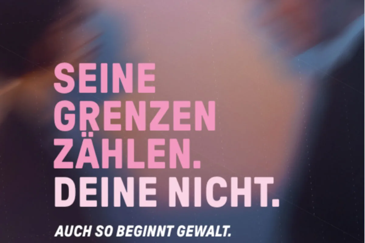 Ein verschwommener Hintergrund mit großem, rosa Text in der Mitte: 'Seine Grenzen zählen. Deine nicht.' Darunter steht kleiner: 'Auch so beginnt Gewalt.'