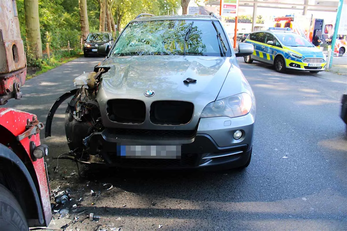 Duisburg - Durch Auffahrunfall in den Gegenverkehr geschleudert