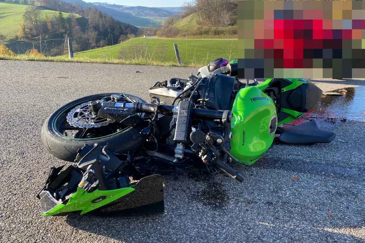 Schrecklicher Unfall bei Oberhof AG – Motorradlenker bei Auffahrkollision schwer verletzt