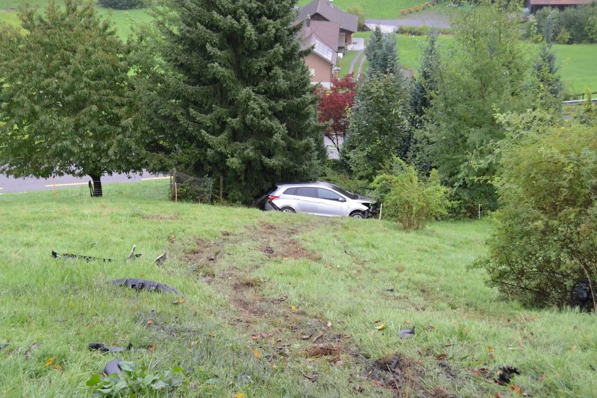 Spektakulärer Totalschaden in Heiden AR - Auto rollt führerlos davon - Besitzer war alkoholisiert