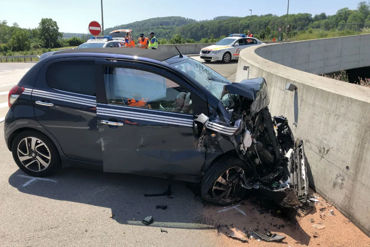 Pratteln BL - Autofahrerin kracht in Mauer und stirbt