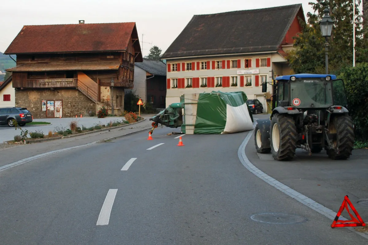 Hitzkirch LU - Landwirtschaftsanhänger mit Ladung umgekippt