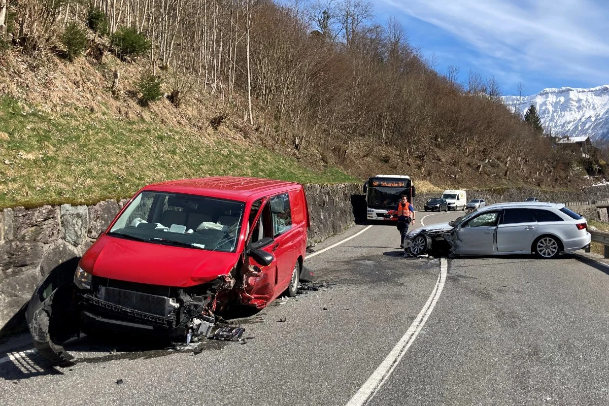 Engi GL - Unfall zwischen Auto und Lieferwagen