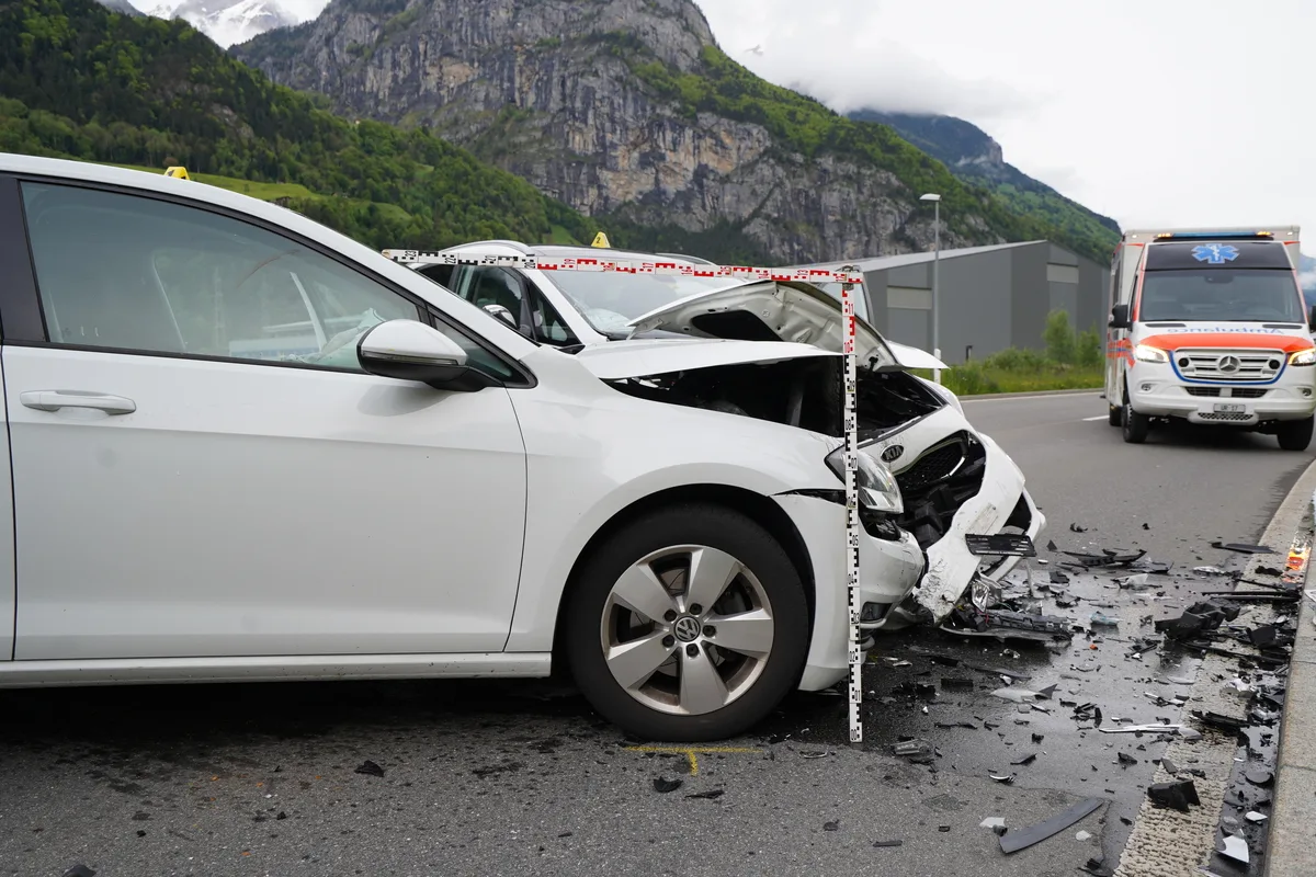 Erstfeld UR - Heftiger Verkehrsunfall mit vier verletzten Personen 