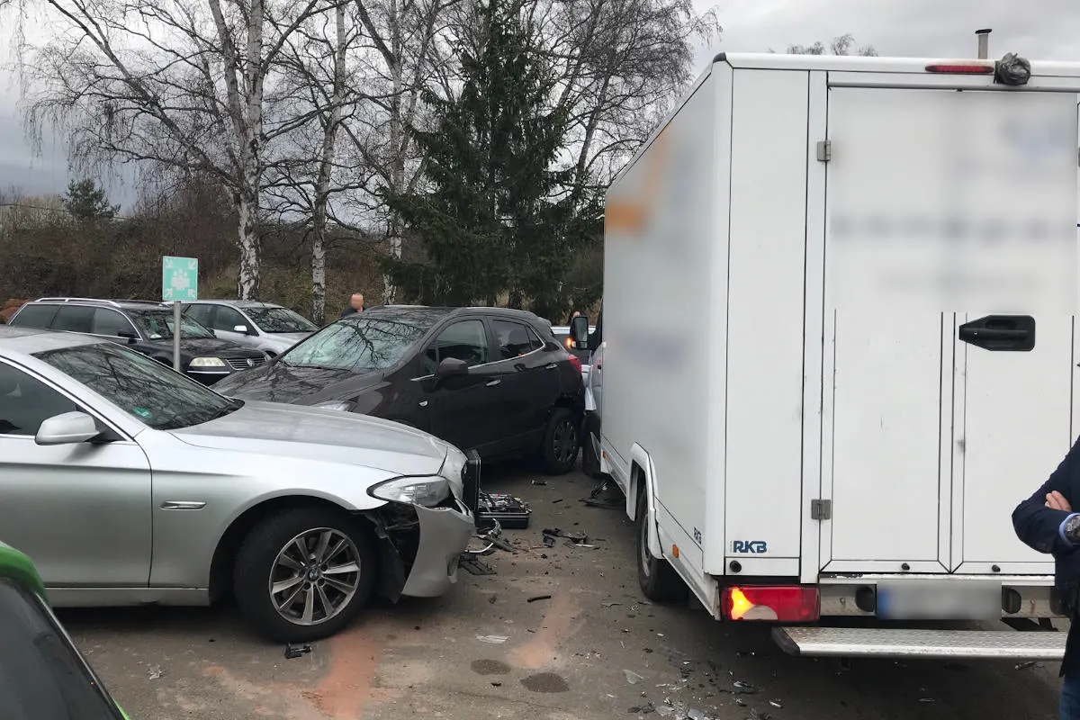 Enkenbach Alsenborn - Sieben Fahrzeuge und ein Werbeschild beschädigt