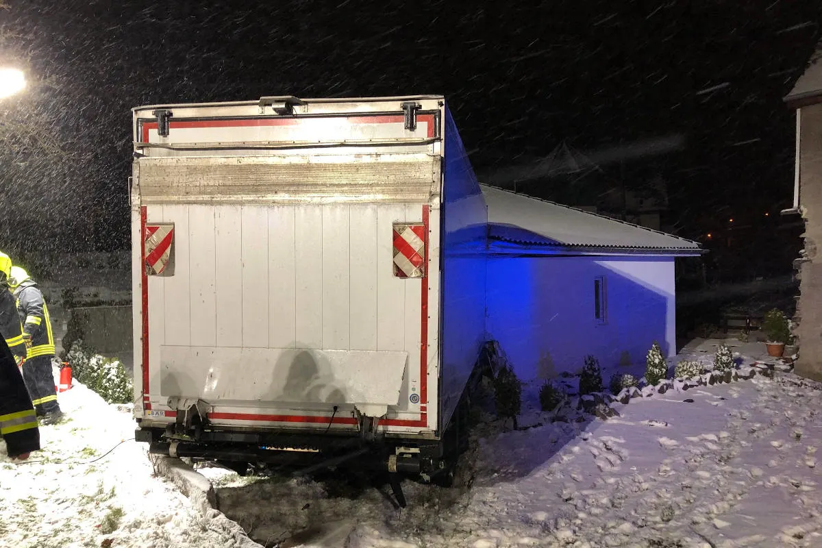 Daun – Lkw kollidiert mit Wohnhaus