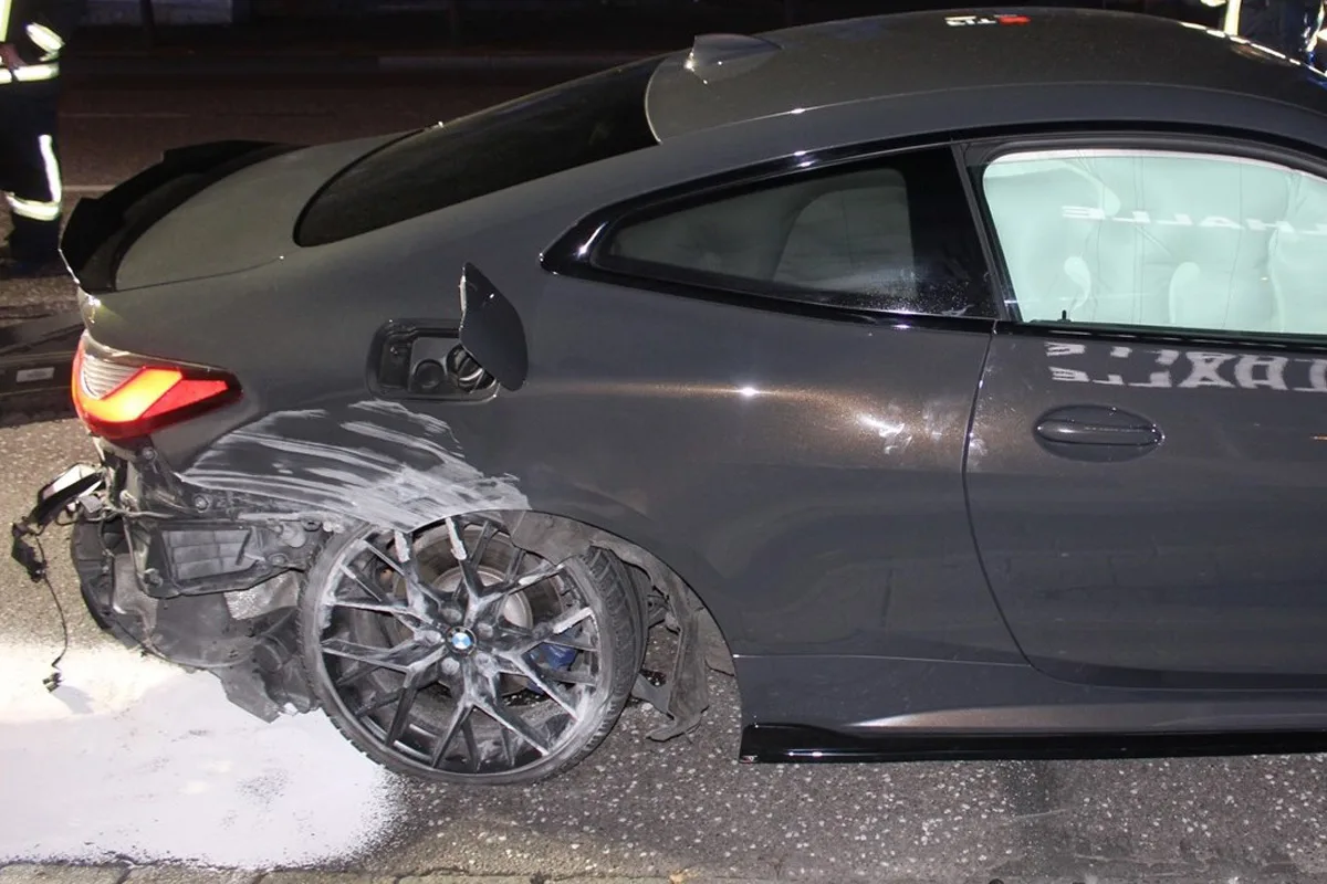 Hagen – BMW prallt gegen Hauswand