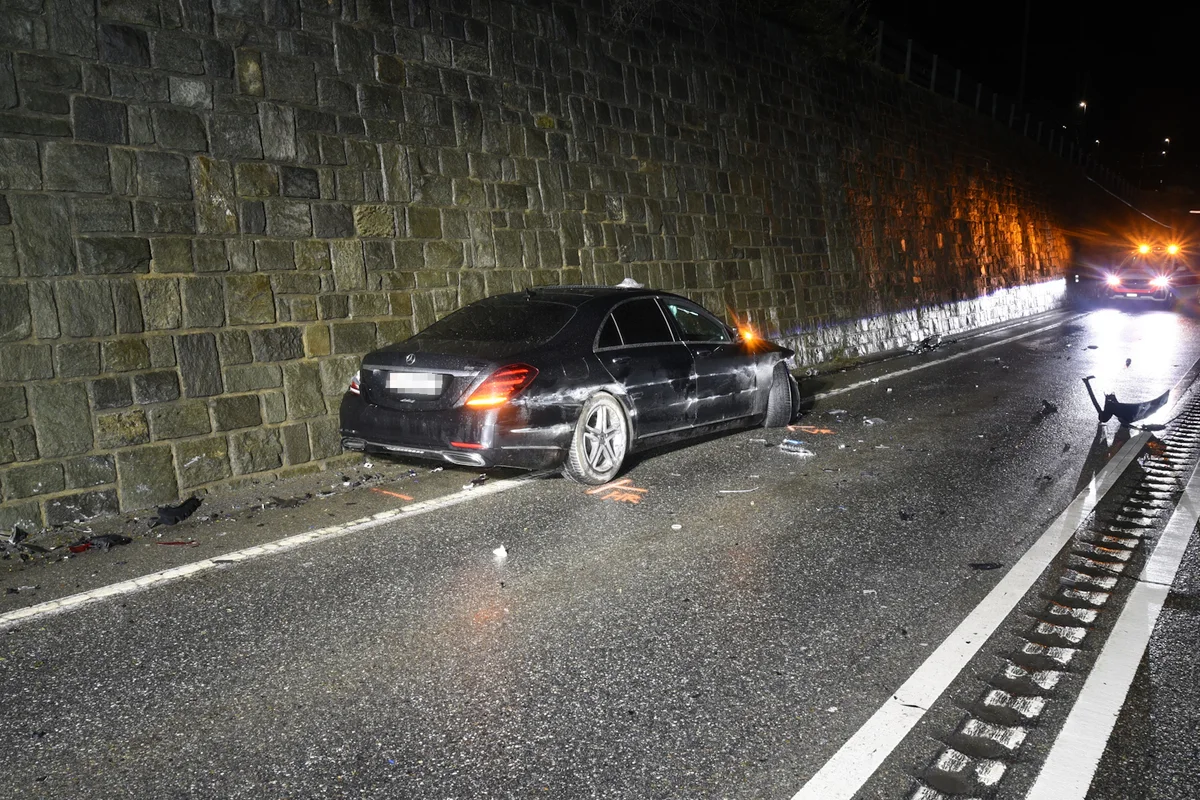 Domat/Ems GR - Taxifahrer mit Leitplanke und Stützmauer kollidiert 