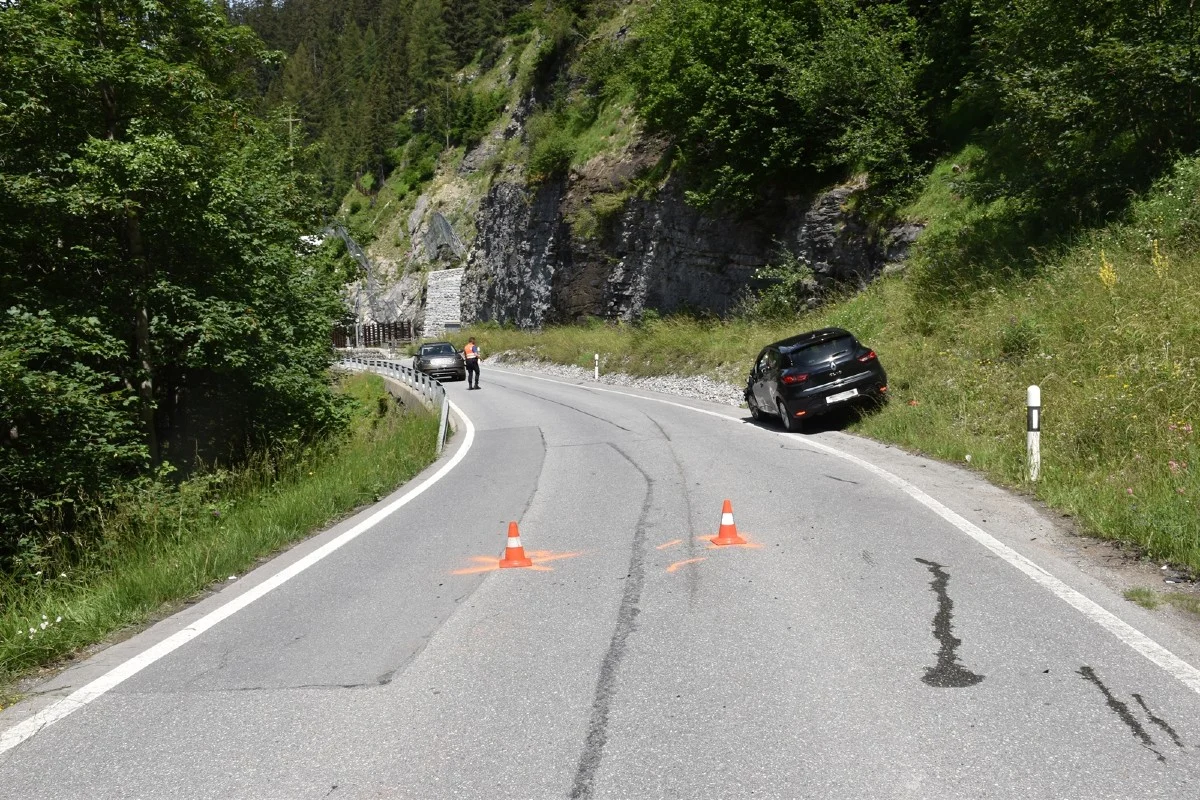 Heftige Frontalkollision in Bergün GR - Motorradfahrer bei Überholmanöver von entgegenkommendem Auto überrascht