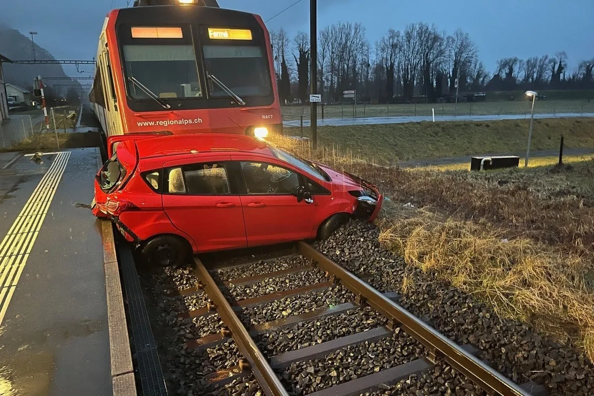 Vouvry VS – Zug prallt gegen Auto