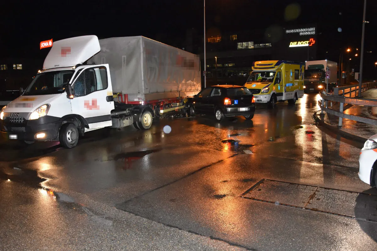 Gossau SG -  Unfall zwischen Lernfahrerin mit dem Auto und Sattelschlepper