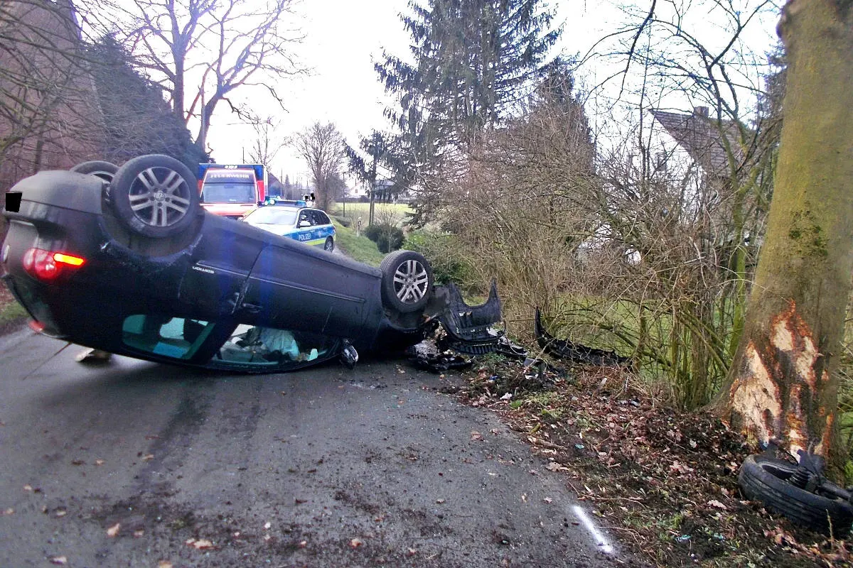 Bad Oyenhausen – Autofahrer kollidiert frontal mit Baum