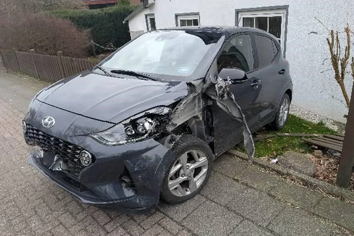 Stotel – Auto nach Unfall in Garten geschleudert