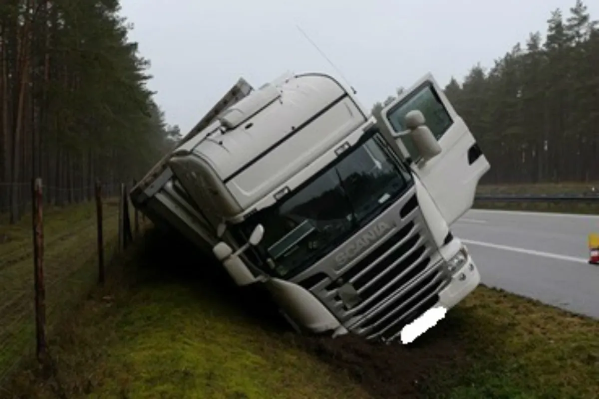 Malchow - Sattelzug kippt auf die Seite!