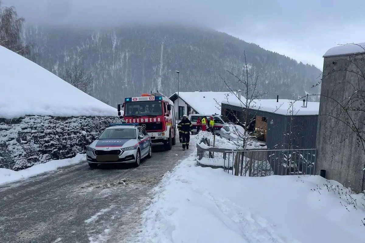 Unfall in Fraxern – Pkw stürzt Hang hinab