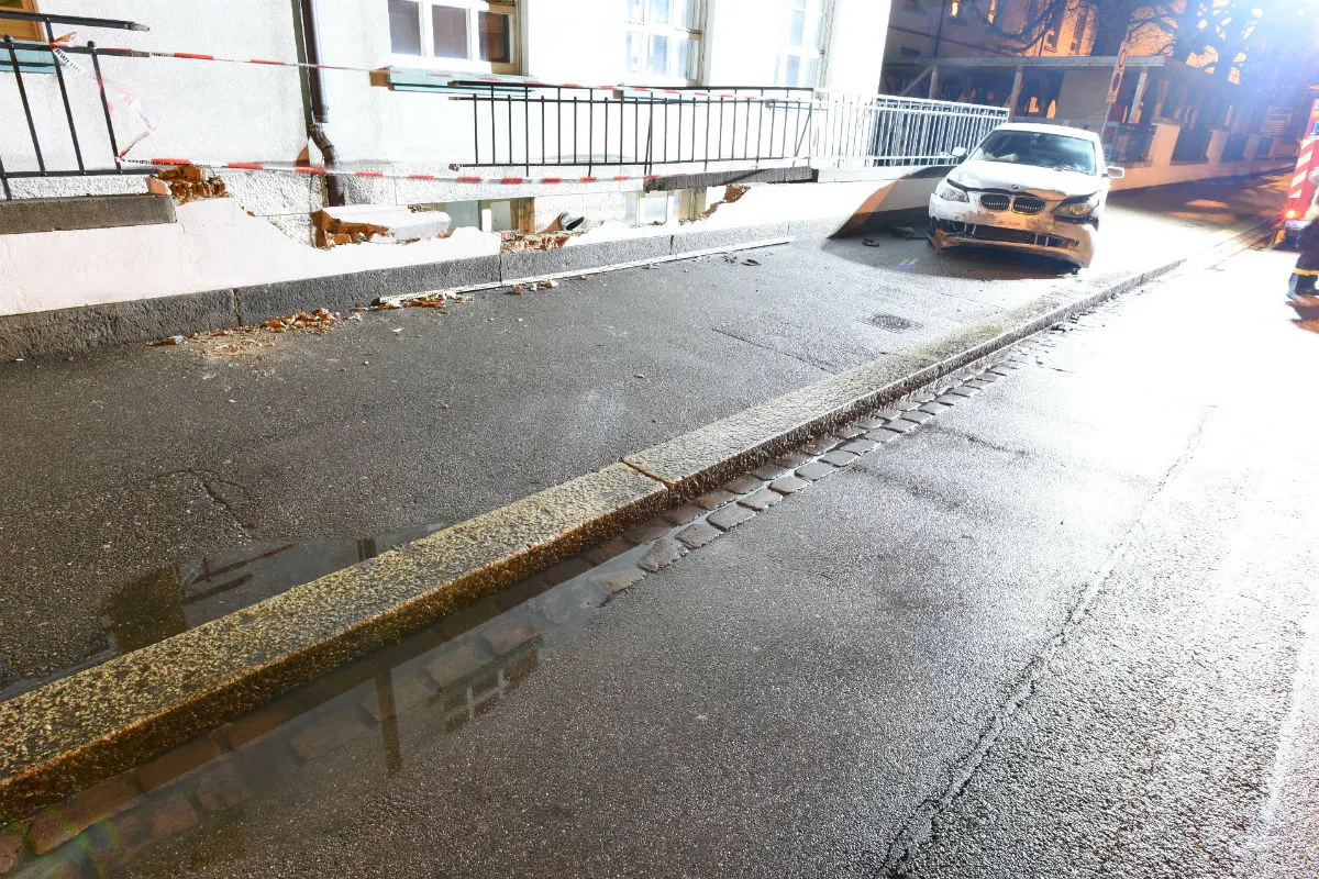 Basel BS - BMW heftig gegen Mauer geprallt - Zeugenaufruf
