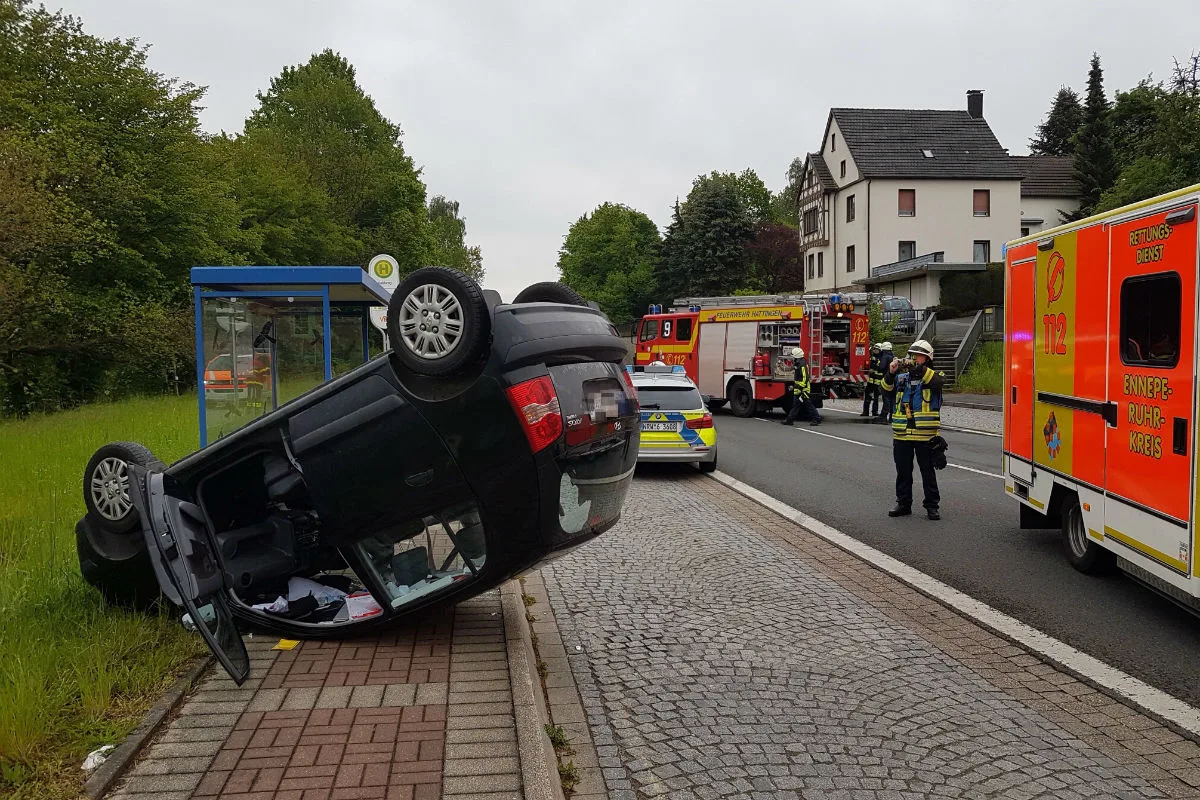 Auto landet auf dem Dach