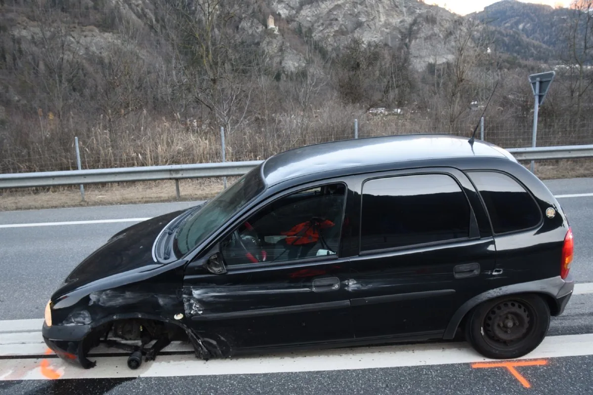 Rothenbrunnen GR - Radaufhängung bei Opel Corsa nach Selbstunfall verloren