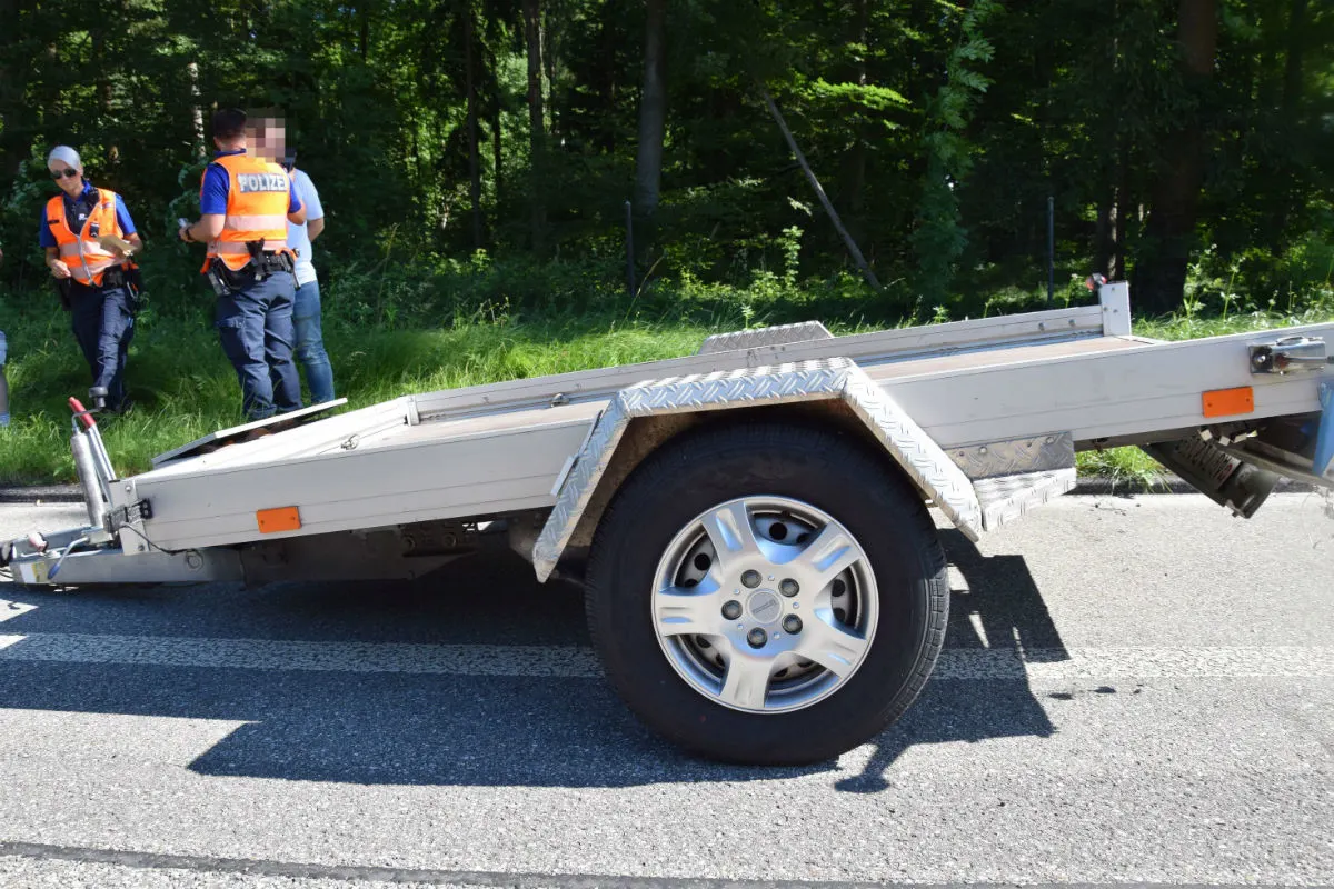 A5/ Luterbach SO - Auto prallt in Anhänger - Zeugenaufruf