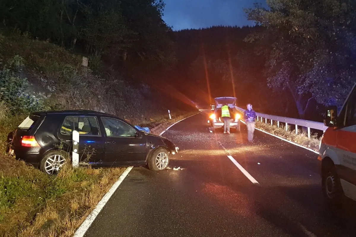 Enkrich – Pkw überschlagt sich, junger Fahrer verletzt