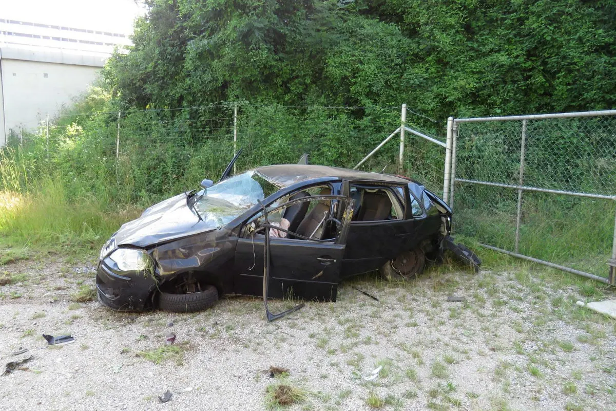 A1/Wettingen AG - Auto eines Neulenkers hebt ab