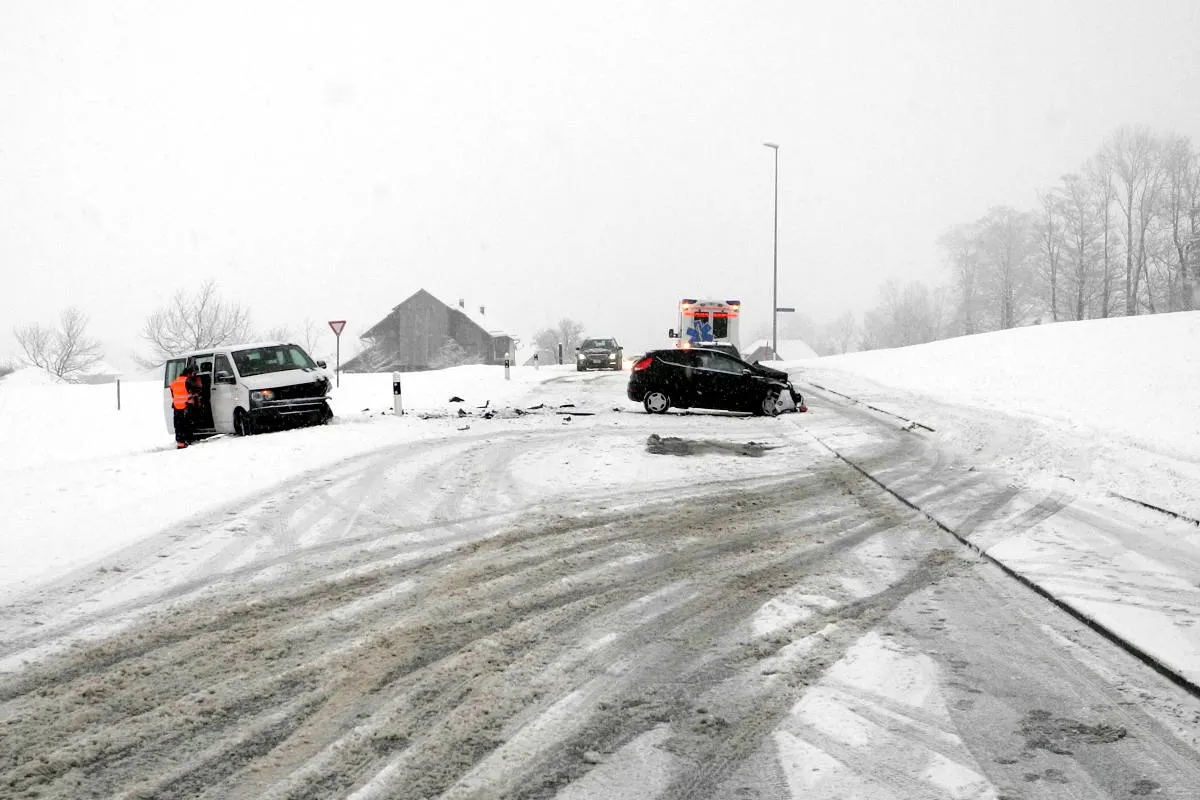 Kanton SZ - Schnee führte am Samstag zu zahlreichen Verkehrsunfällen 