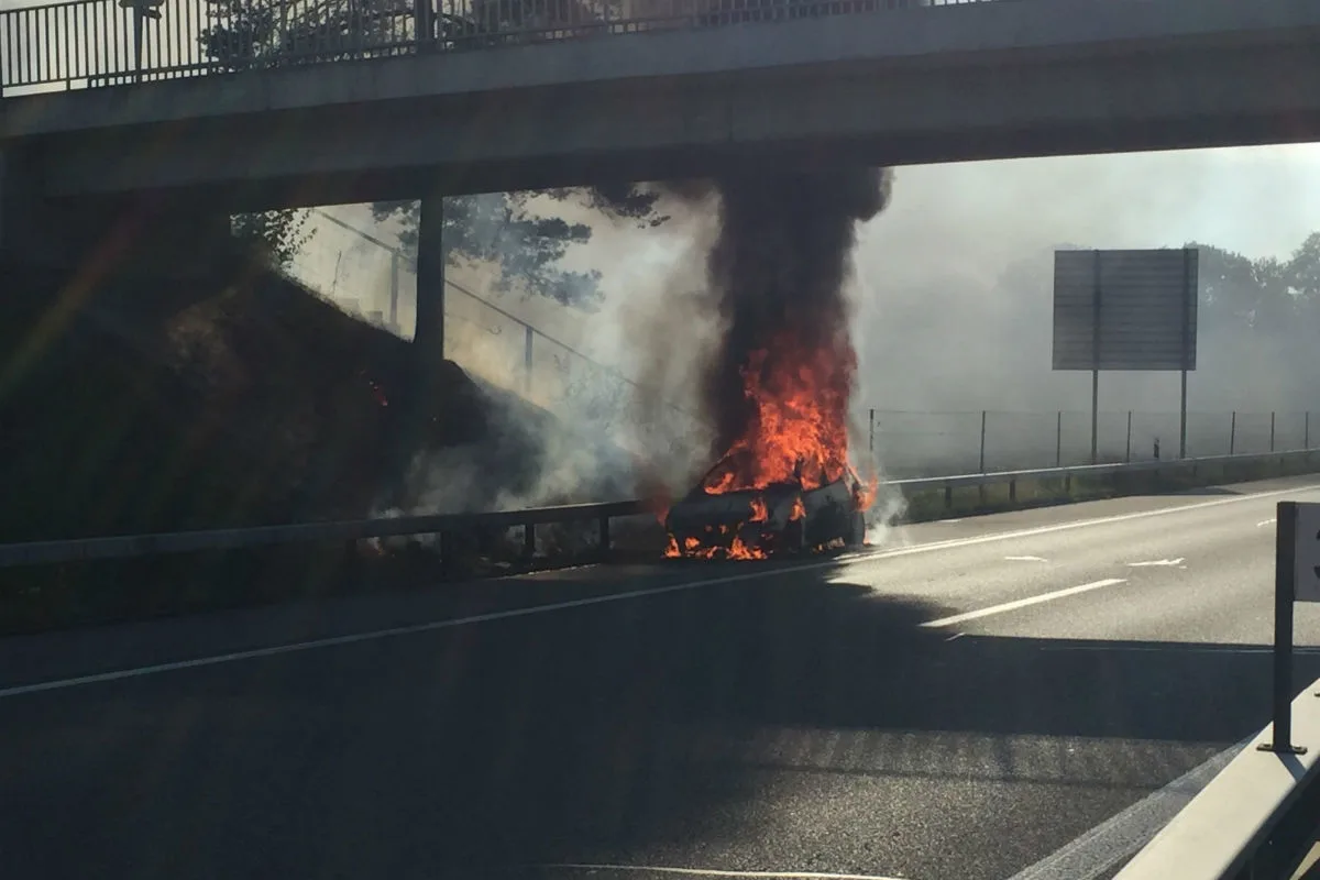 Niederuzwil SG - Auto brennt auf der Autobahn aus