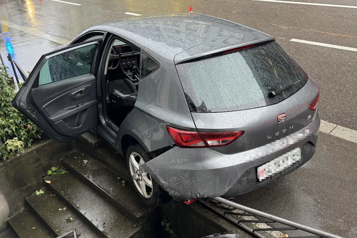 Stadt St. Gallen. SG - Autofahrerin kollidiert mit Metallzaun