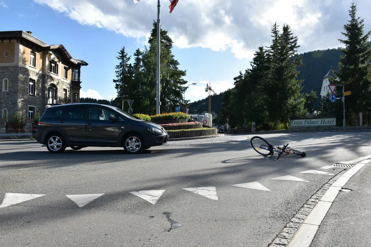 Celerina GR - Velofahrer bei Kollision mit Personenwagen verletzt