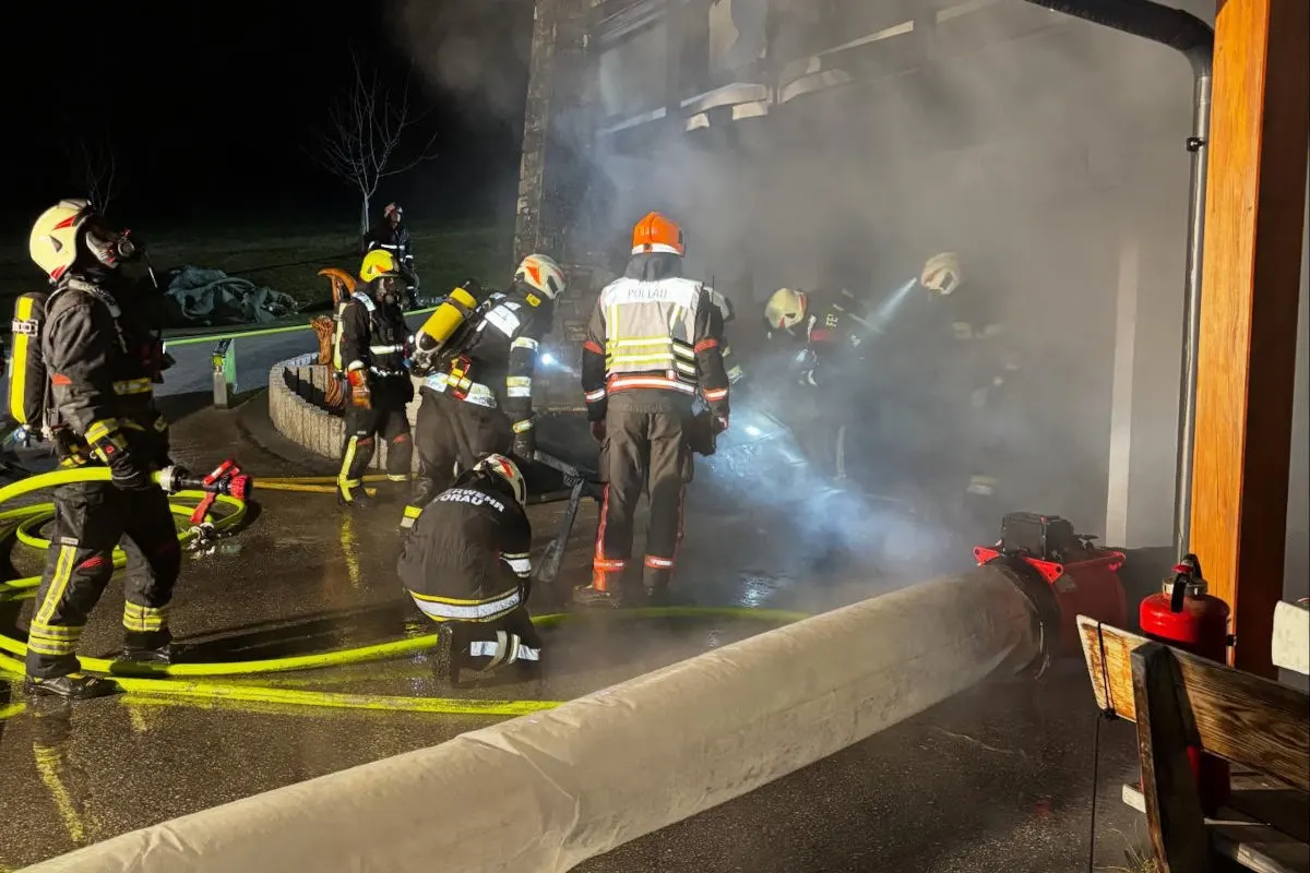 Vorau ST – Auto in Garage gerät in Brand