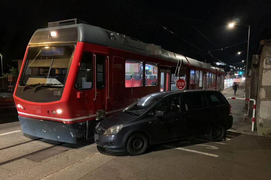 Stadt Solothurn – Kollision zwischen Auto und einer Zugskomposition des «Bipperlisi»
